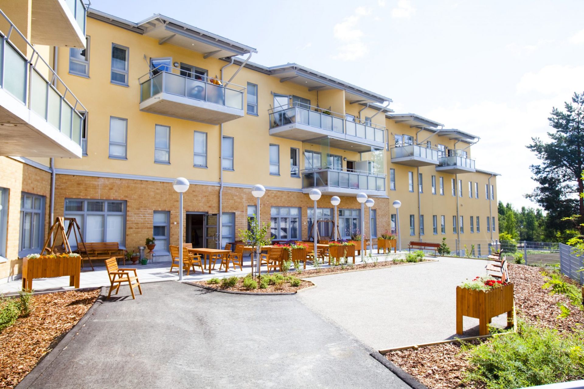 03Servicehuset Elsie sett fran innergard med uteplats